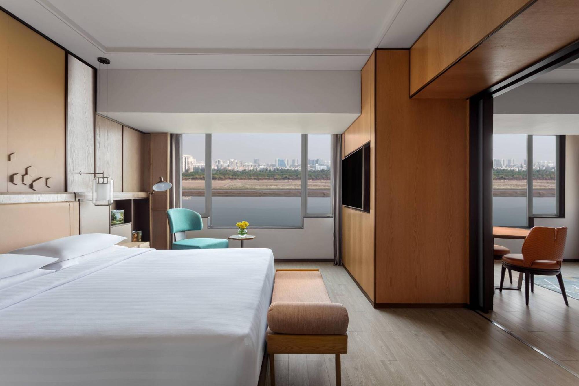 Surat Marriott Hotel Экстерьер фото