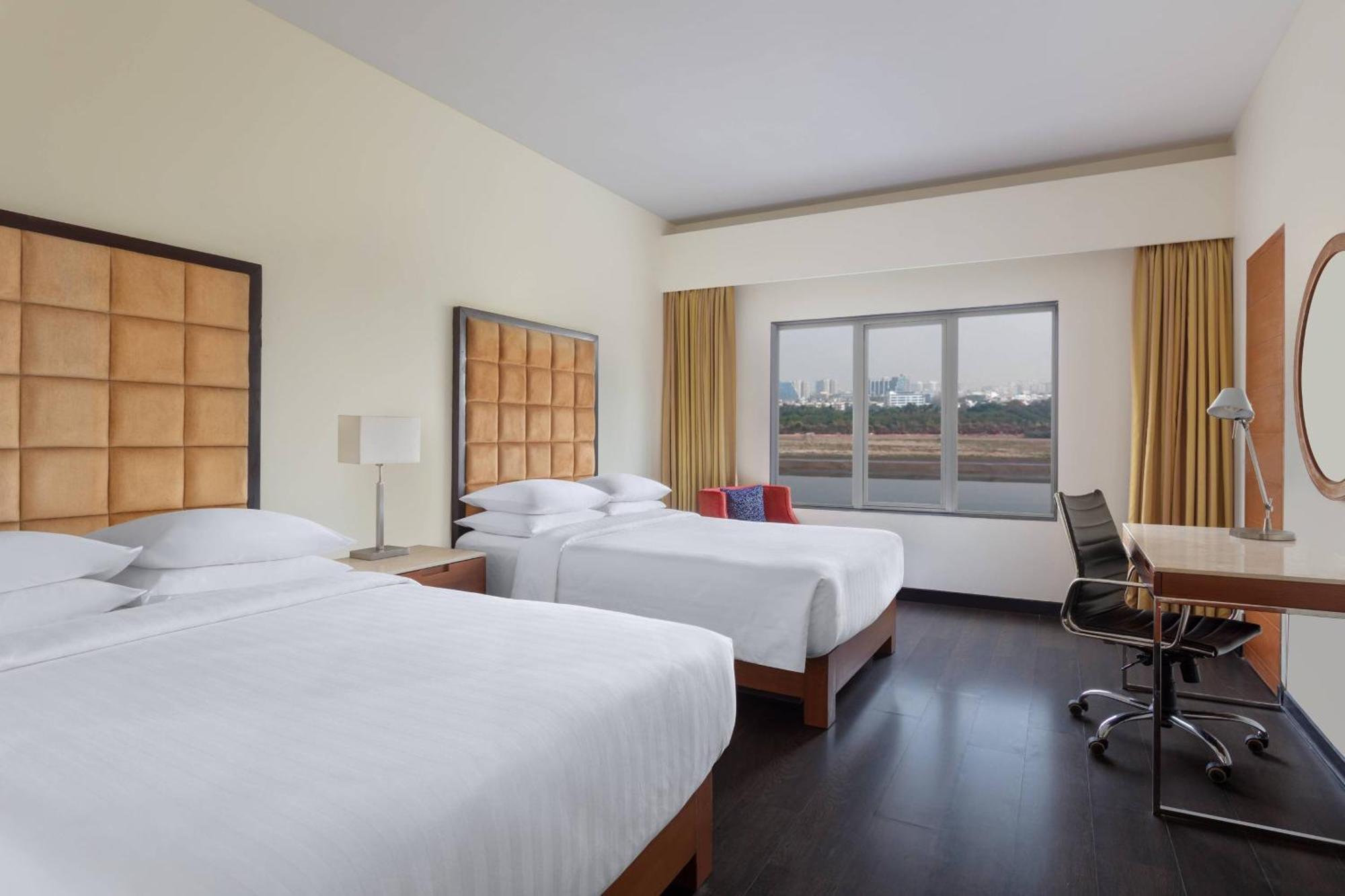 Surat Marriott Hotel Экстерьер фото
