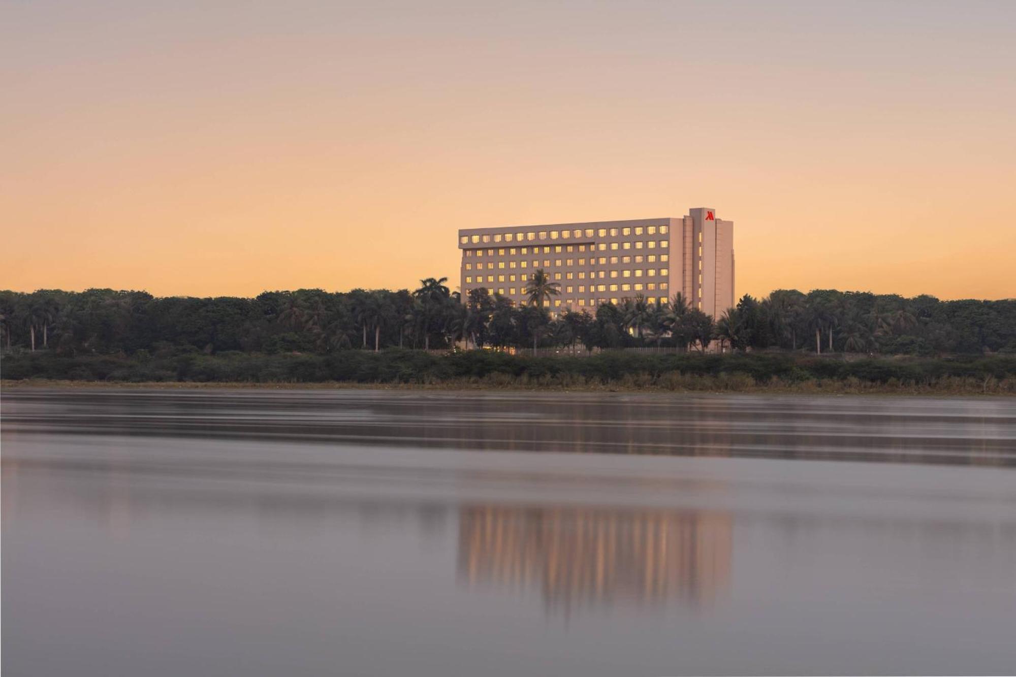 Surat Marriott Hotel Экстерьер фото