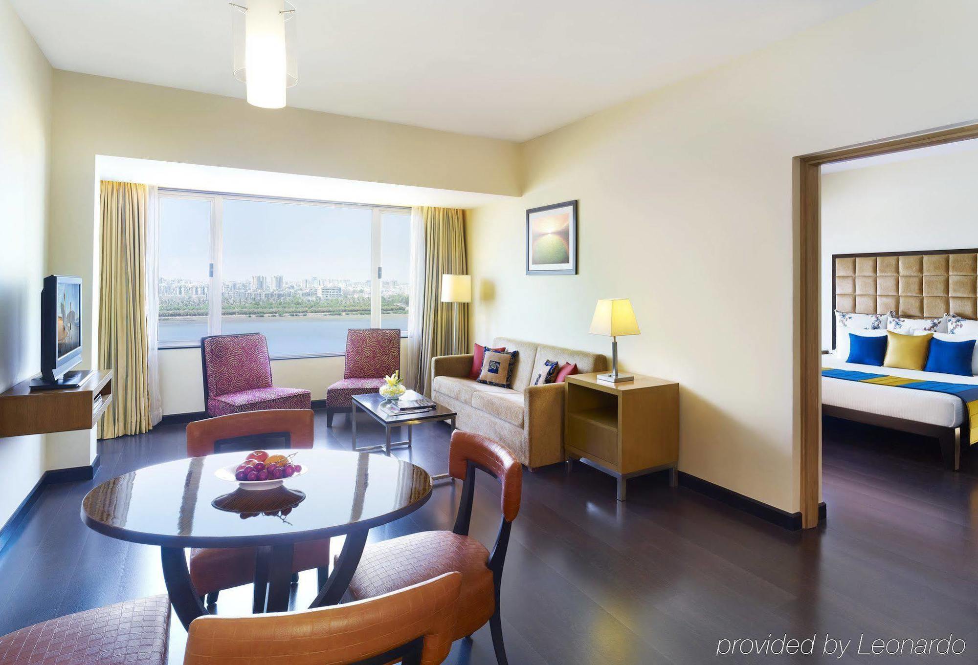 Surat Marriott Hotel Экстерьер фото