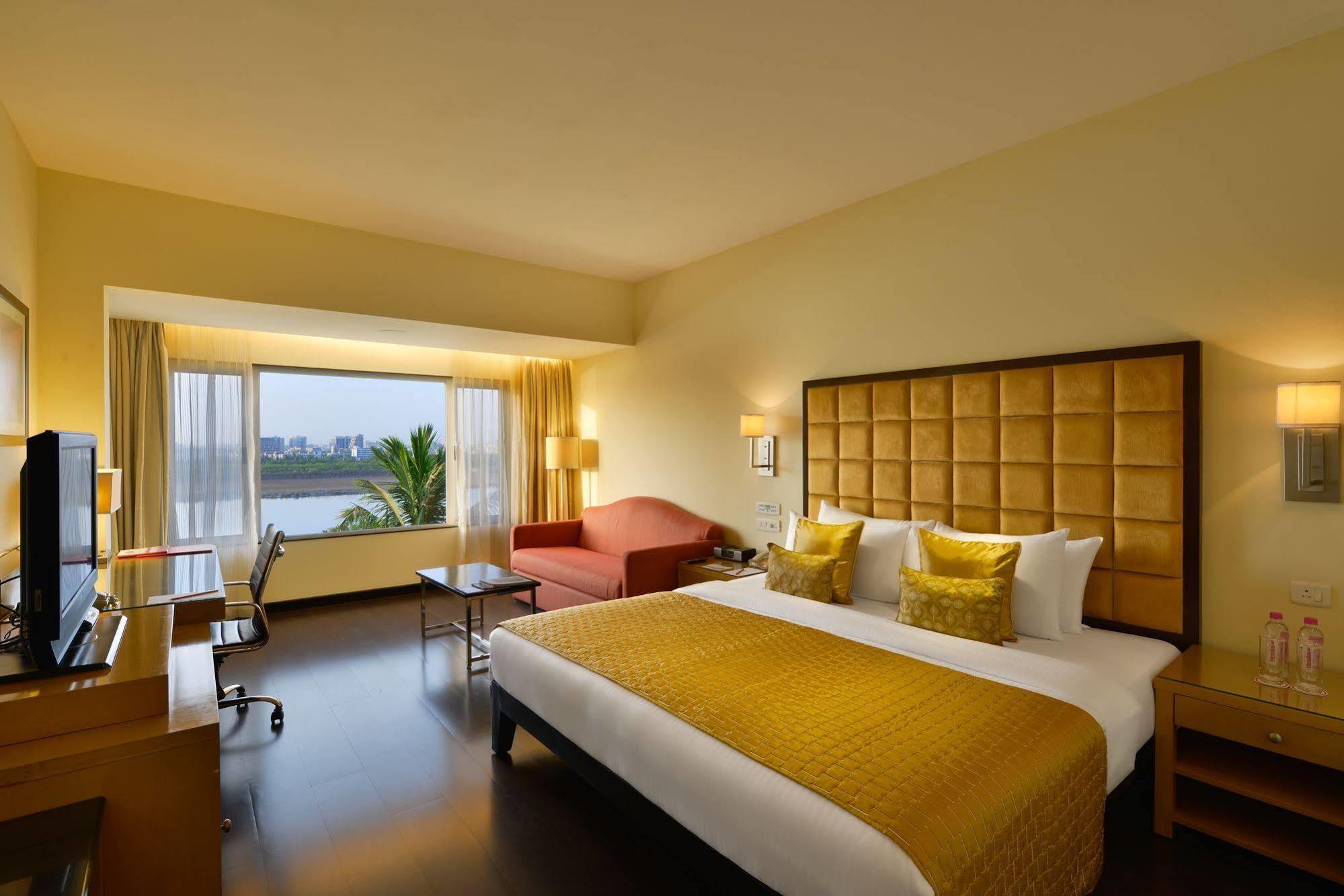 Surat Marriott Hotel Экстерьер фото