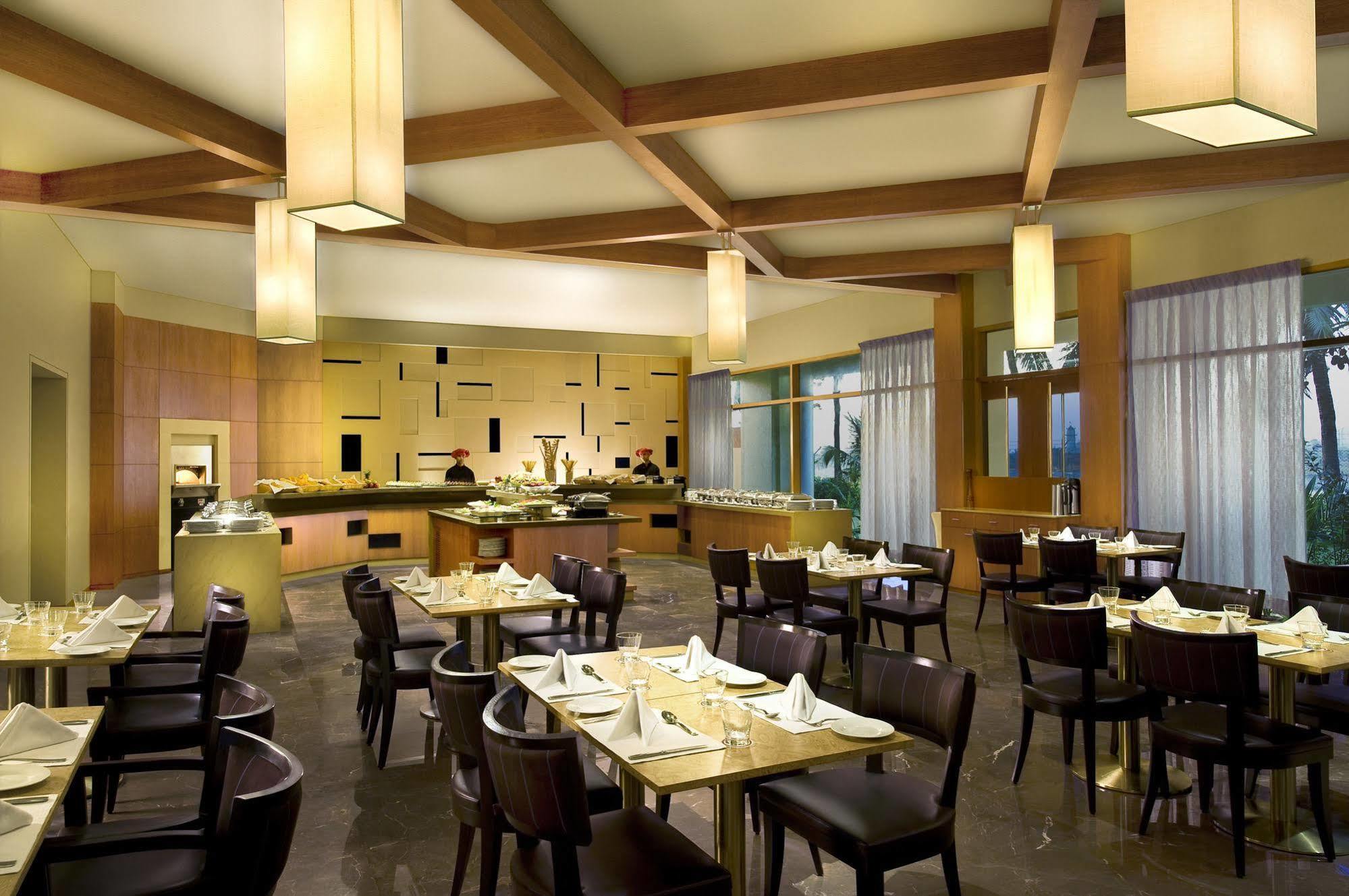 Surat Marriott Hotel Ресторан фото